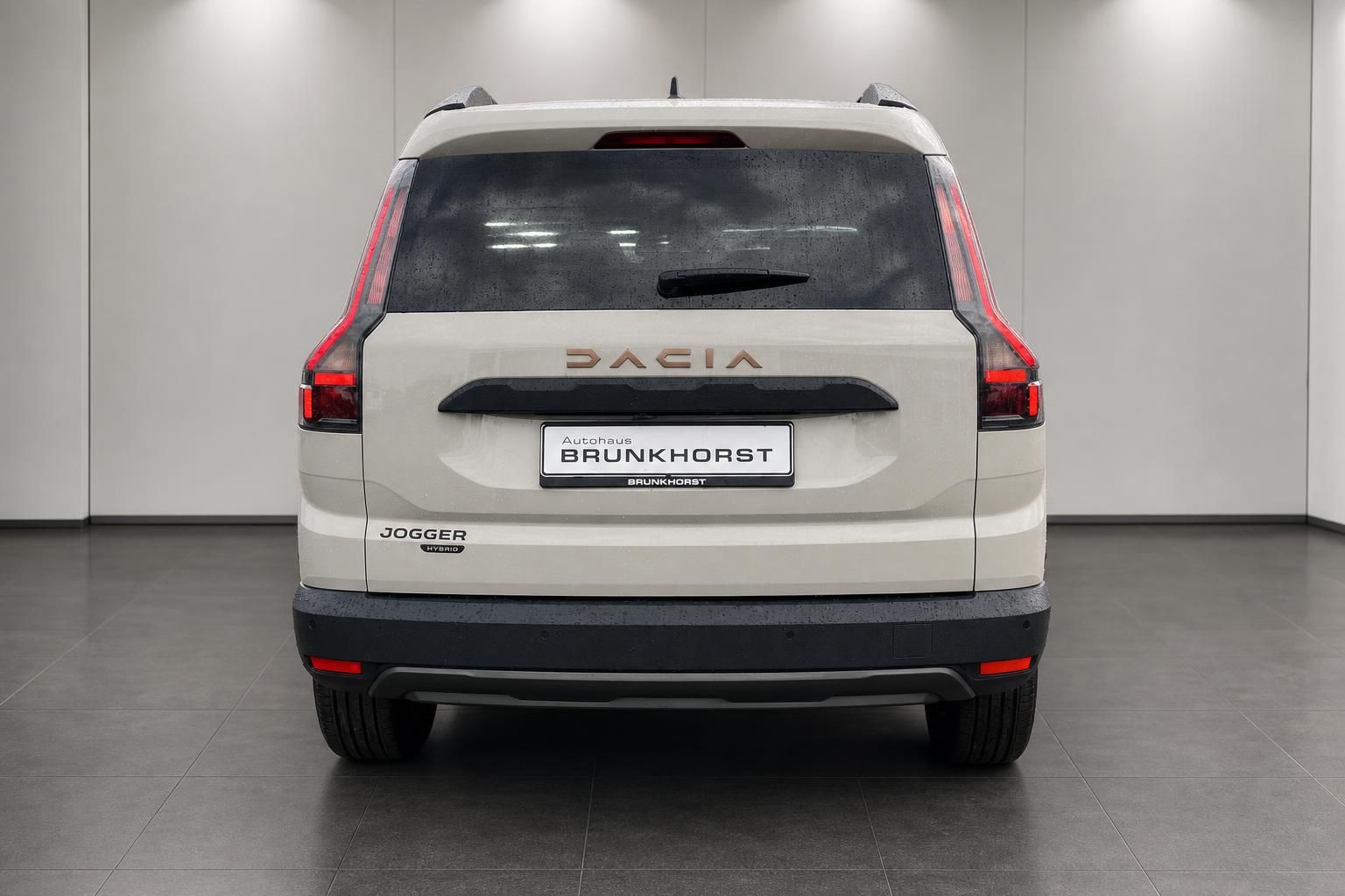 Dacia Jogger Hybrid Heckansicht mit Rückleuchten und Kennzeichenhalter