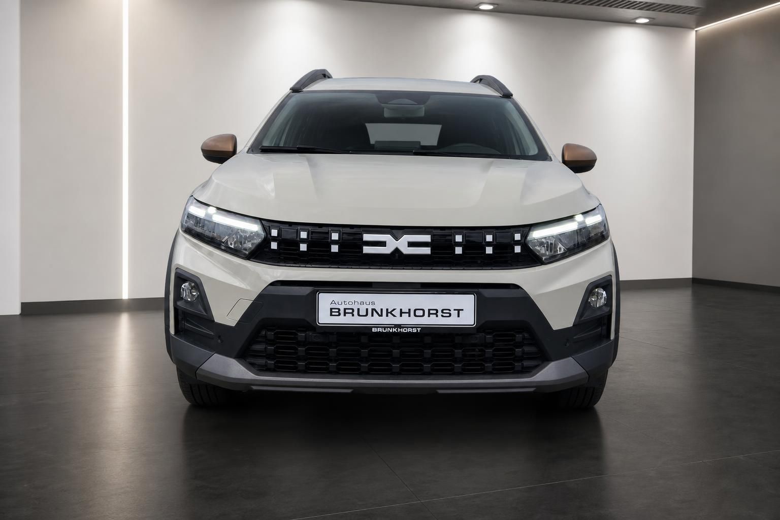 Dacia Jogger Hybrid Frontansicht mit LED-Scheinwerfern und Kühlergrill