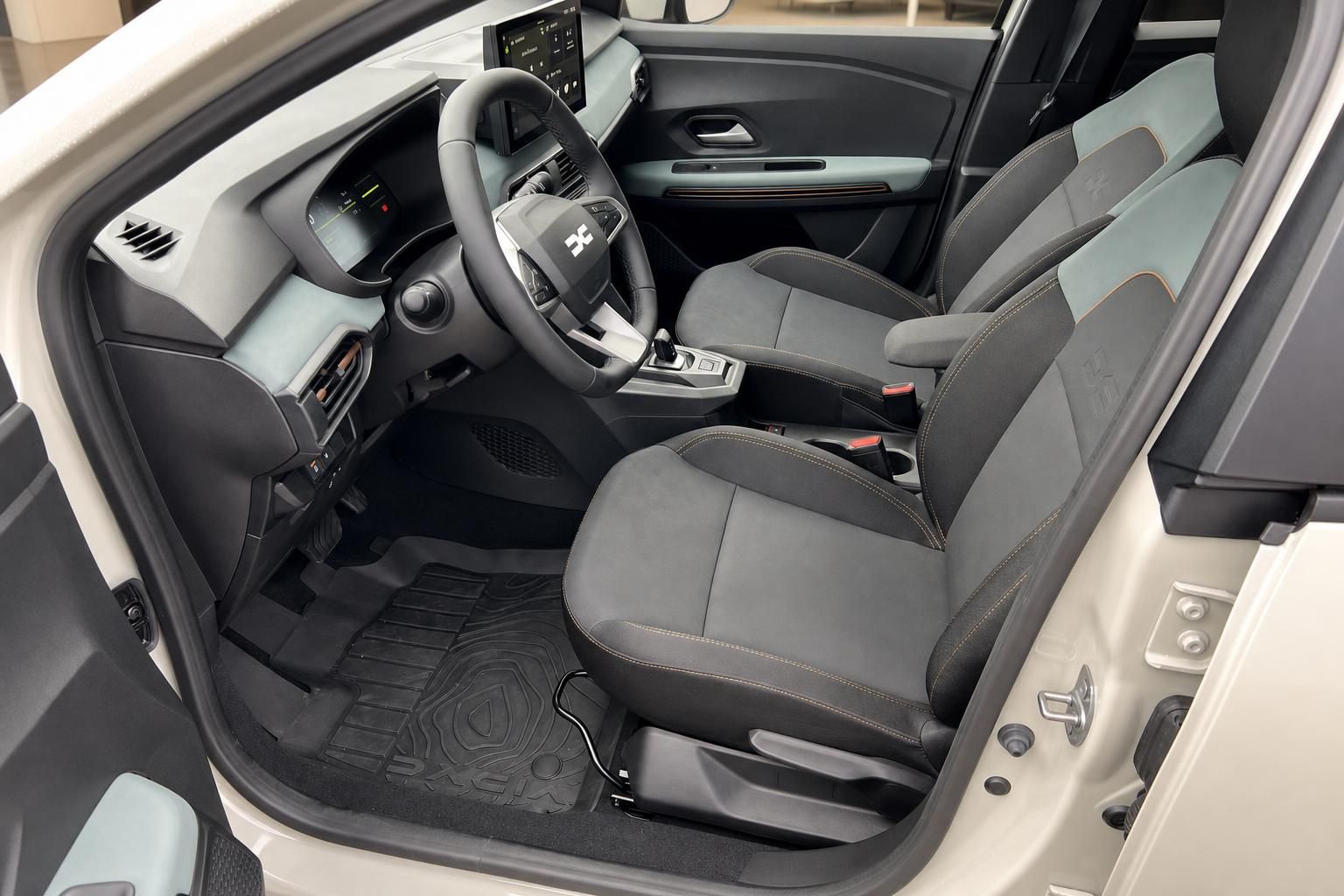 Dacia Jogger Innenraum mit Vordersitzen und Cockpit im Detail