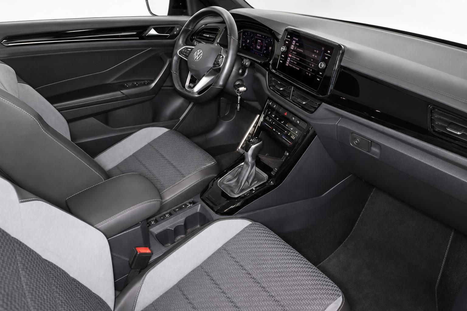 VW Innenraum mit Cockpit, Lenkrad und Multimedia-Display