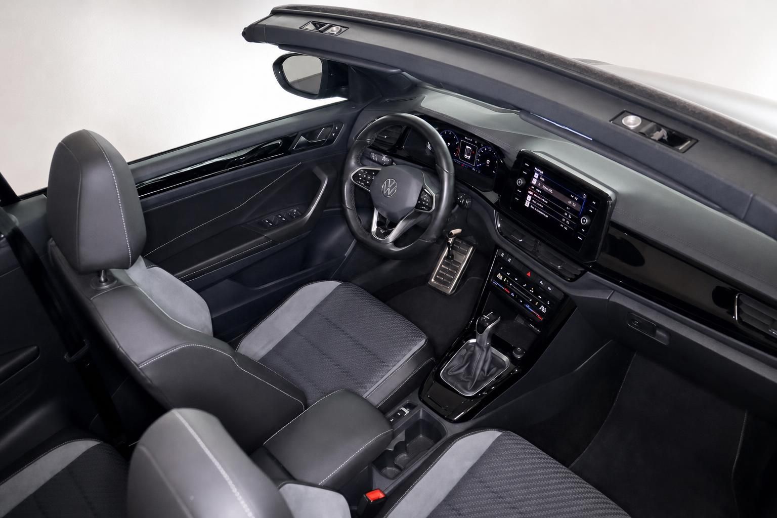 VW Cabrio Innenraum mit offenem Verdeck und Cockpit