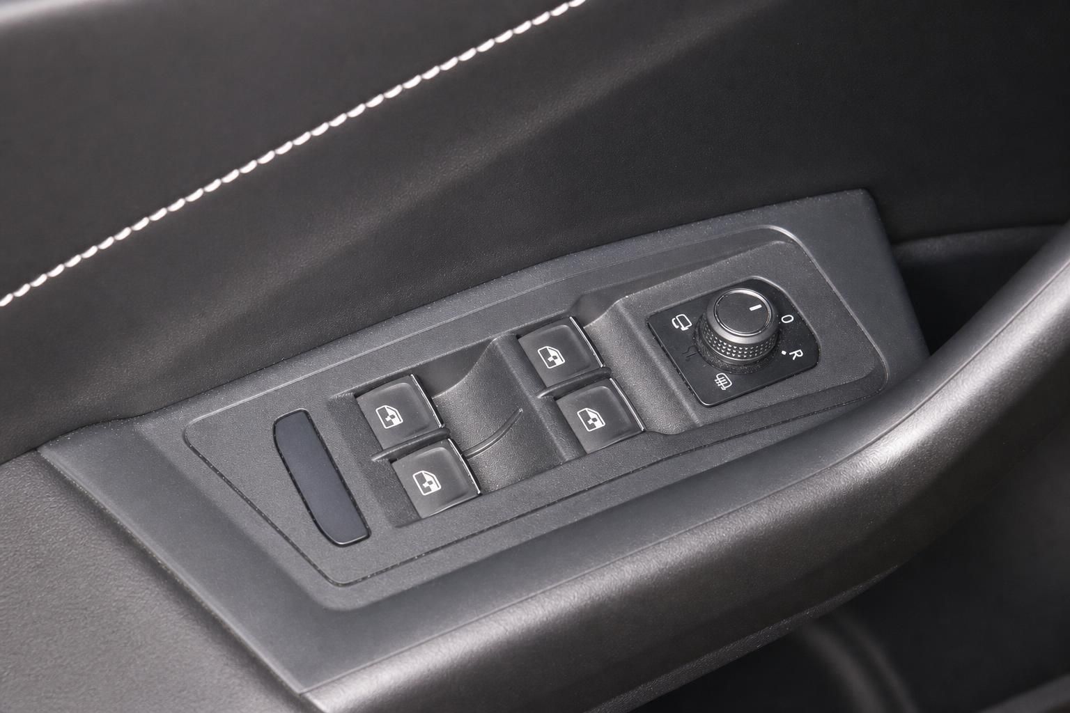 Nahaufnahme der Fensterheber-Bedienelemente im VW Türgriff