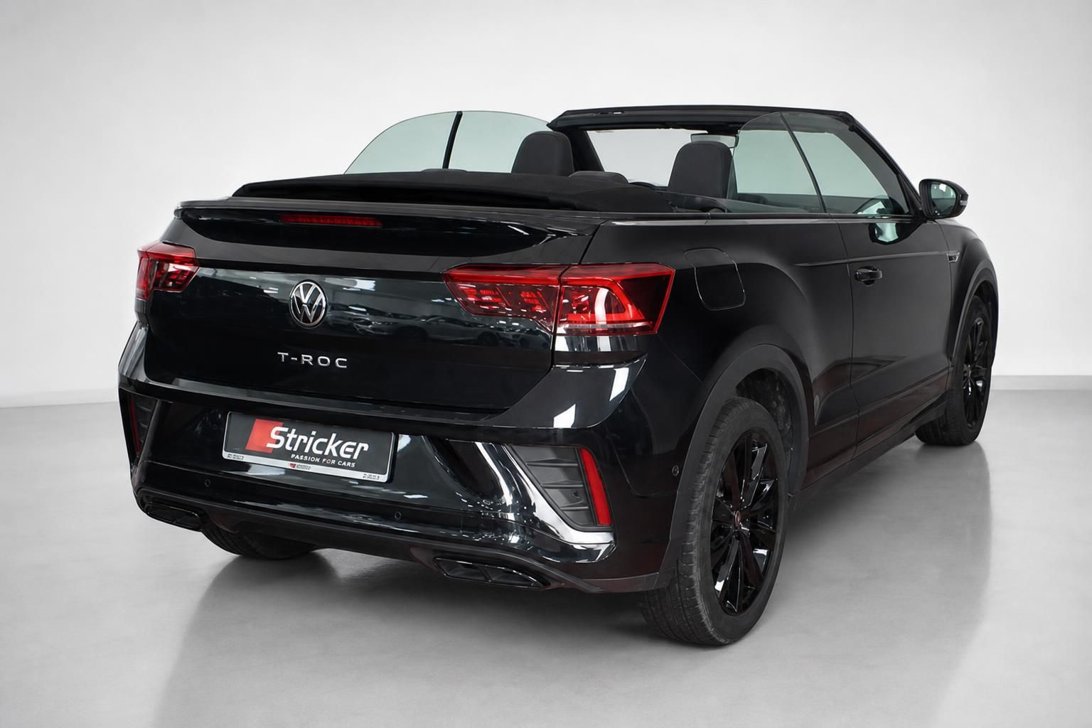VW T-Roc Cabriolet schwarz Heckansicht mit offenem Verdeck