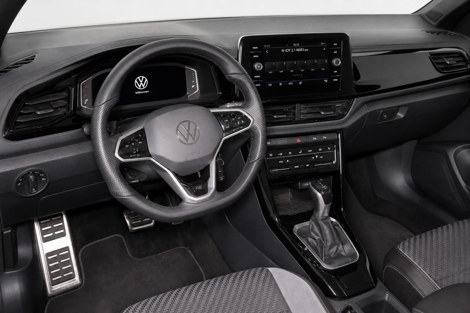VW Cockpit Innenraum mit Lenkrad, Digitaltacho und Touchscreen