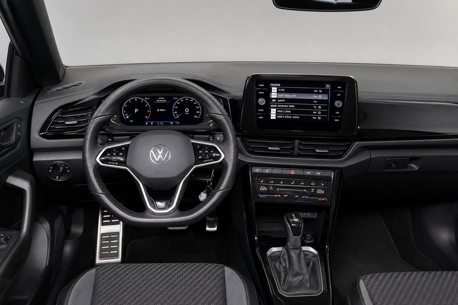 VW Cockpit mit Lenkrad, Digitaltacho und Touchscreen