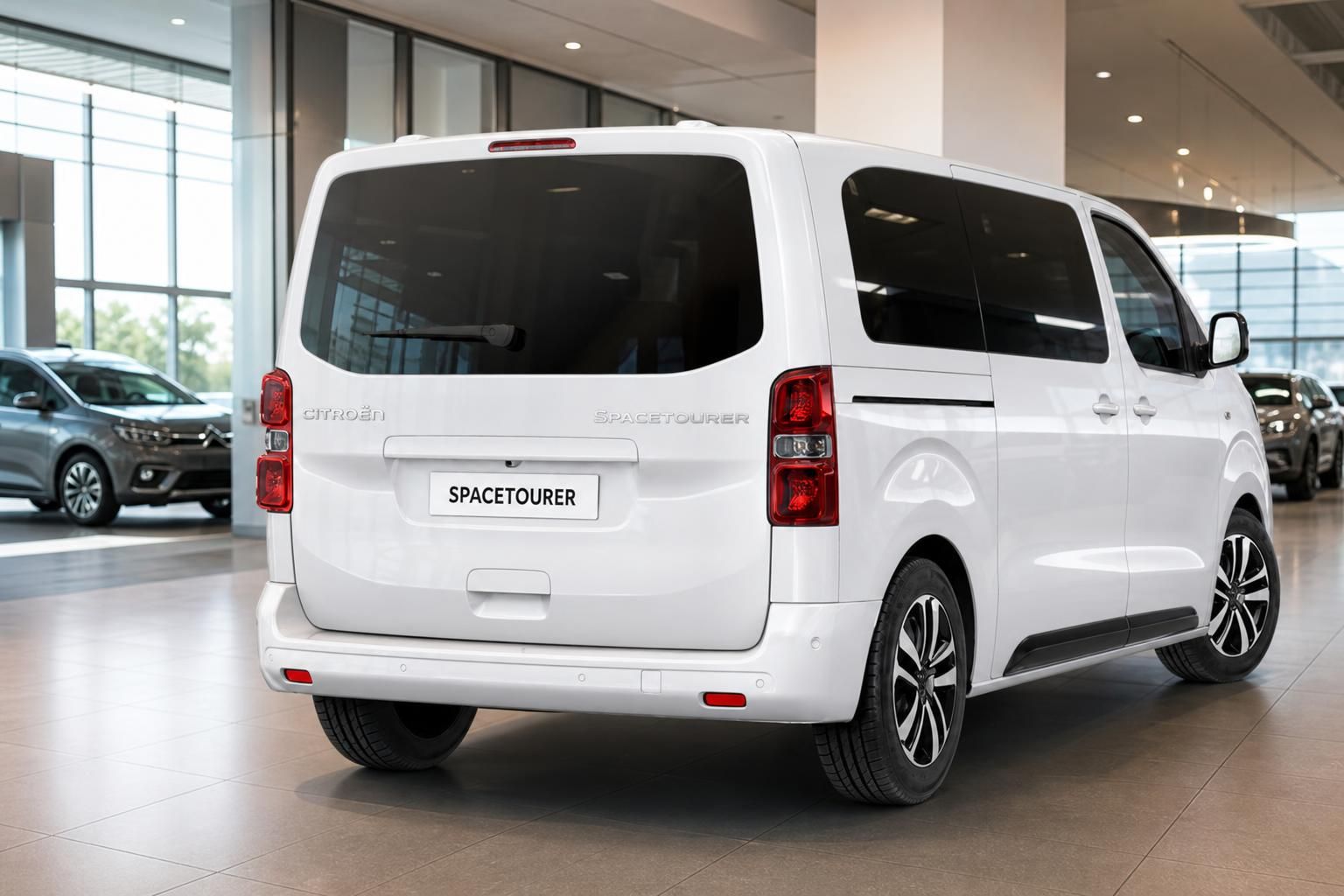 Citroën Spacetourer weiss Heckansicht im Autohaus – Großraumvan Rückseite