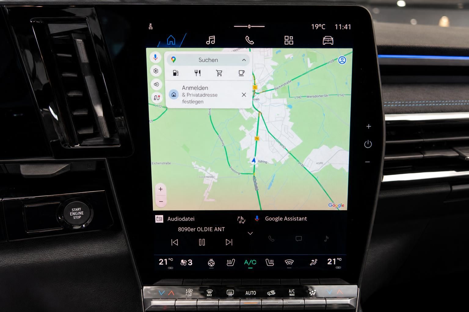 Infotainment-Touchscreen mit Google Maps Navigation im Fahrzeuginnenraum