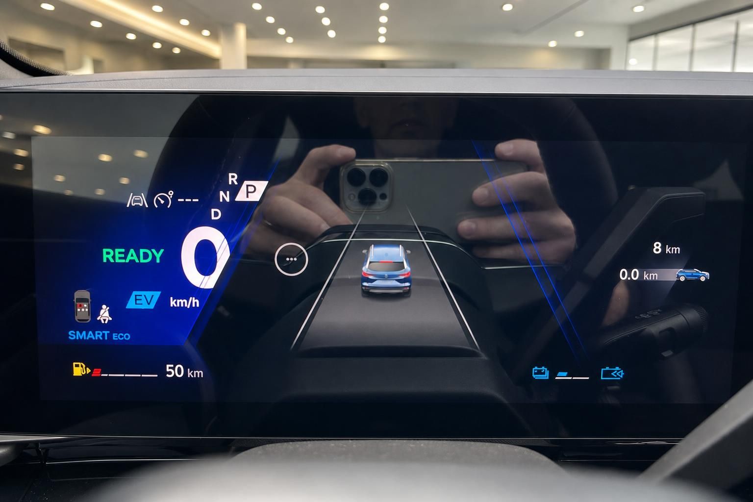 Digitales Kombiinstrument mit Rueckfahrkamera-Anzeige im Fahrzeug