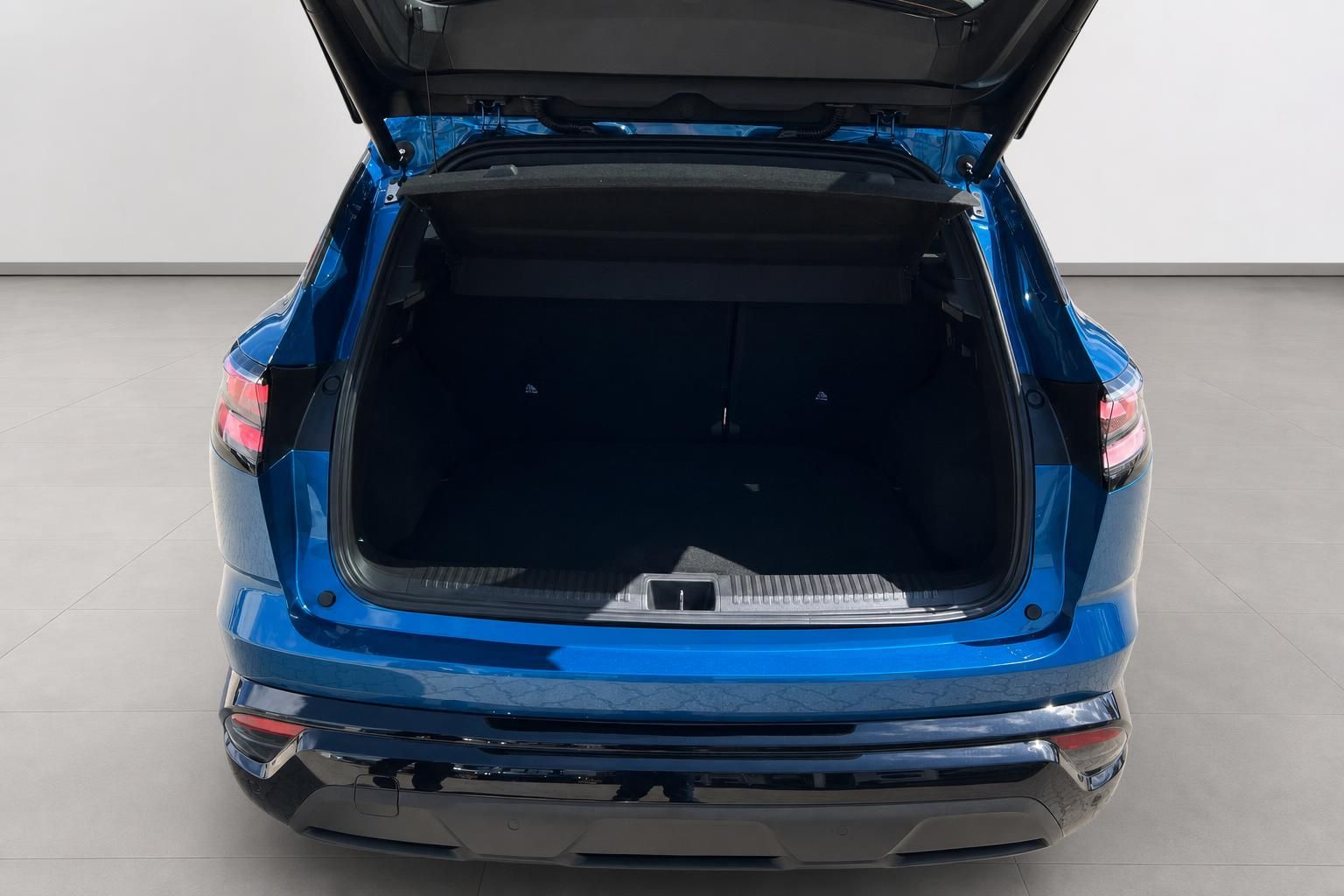 Blaues SUV mit geoeffneter Heckklappe und leerem Kofferraum