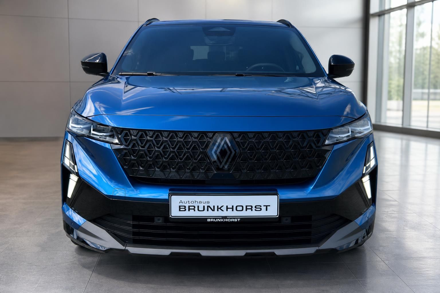 Renault Austral blau, Frontansicht mit Kühlergrill im Autohaus