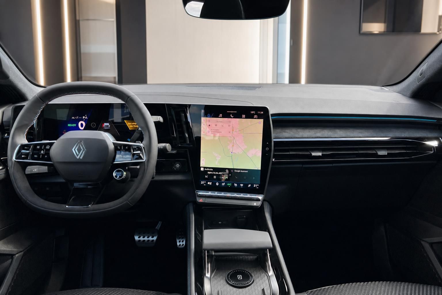Renault Cockpit mit Lenkrad, Digitaltacho und Navigationssystem im Detail