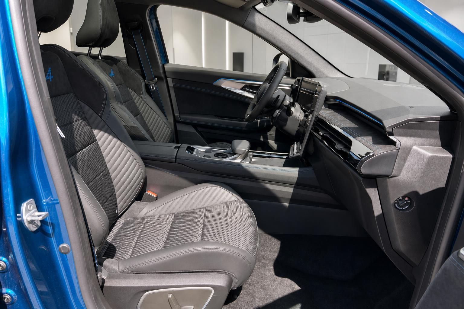 Renault Austral Innenraum, Vordersitze und Armaturenbrett Detail