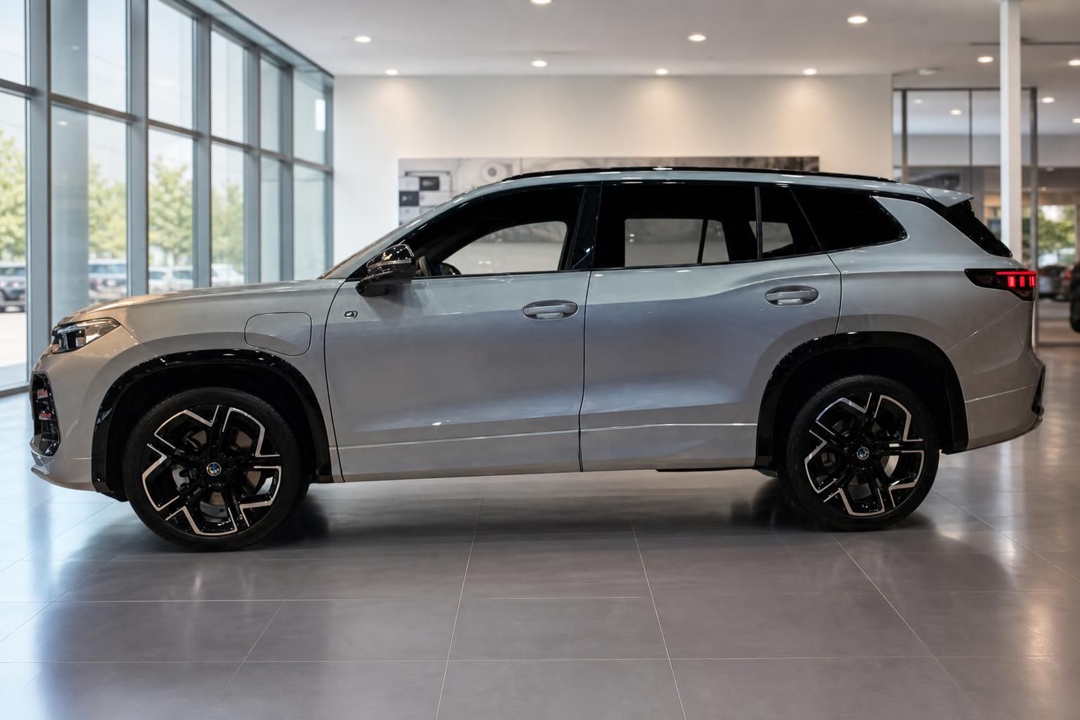 VW Tayron Seitenansicht, silbernes SUV im Autohaus