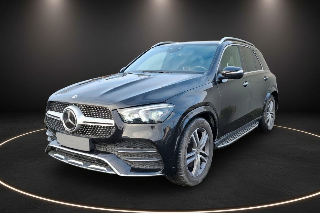 Schwarzer Mercedes-Benz GLE SUV Frontansicht im Studio