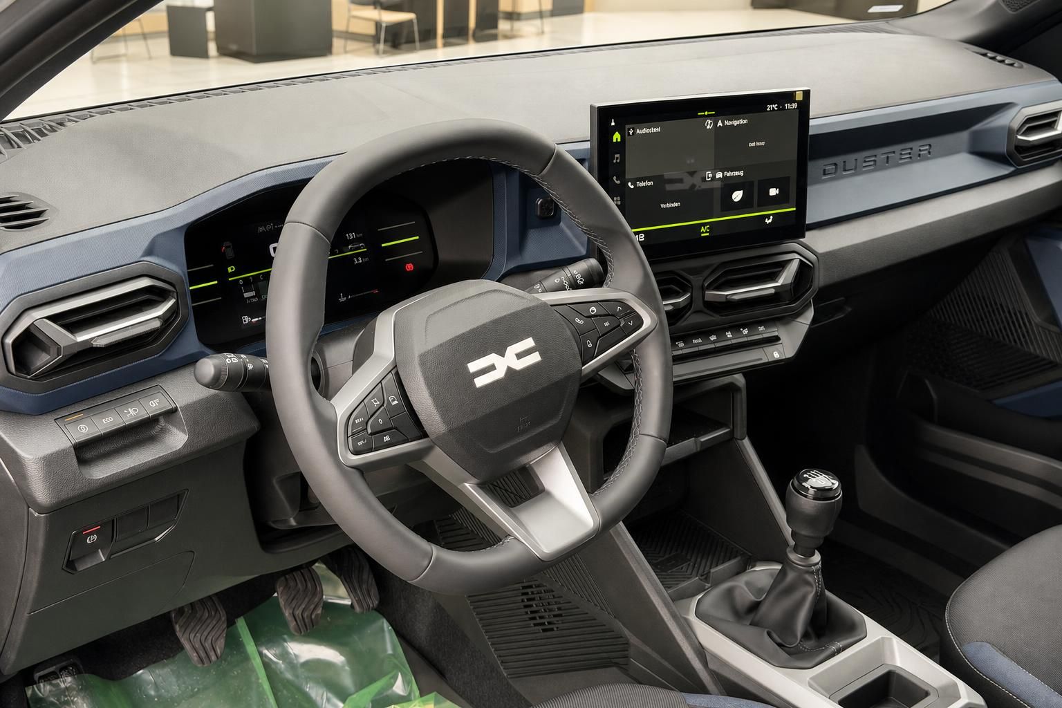 Dacia Duster Innenraum Blick auf Lenkrad und Infotainment-Display