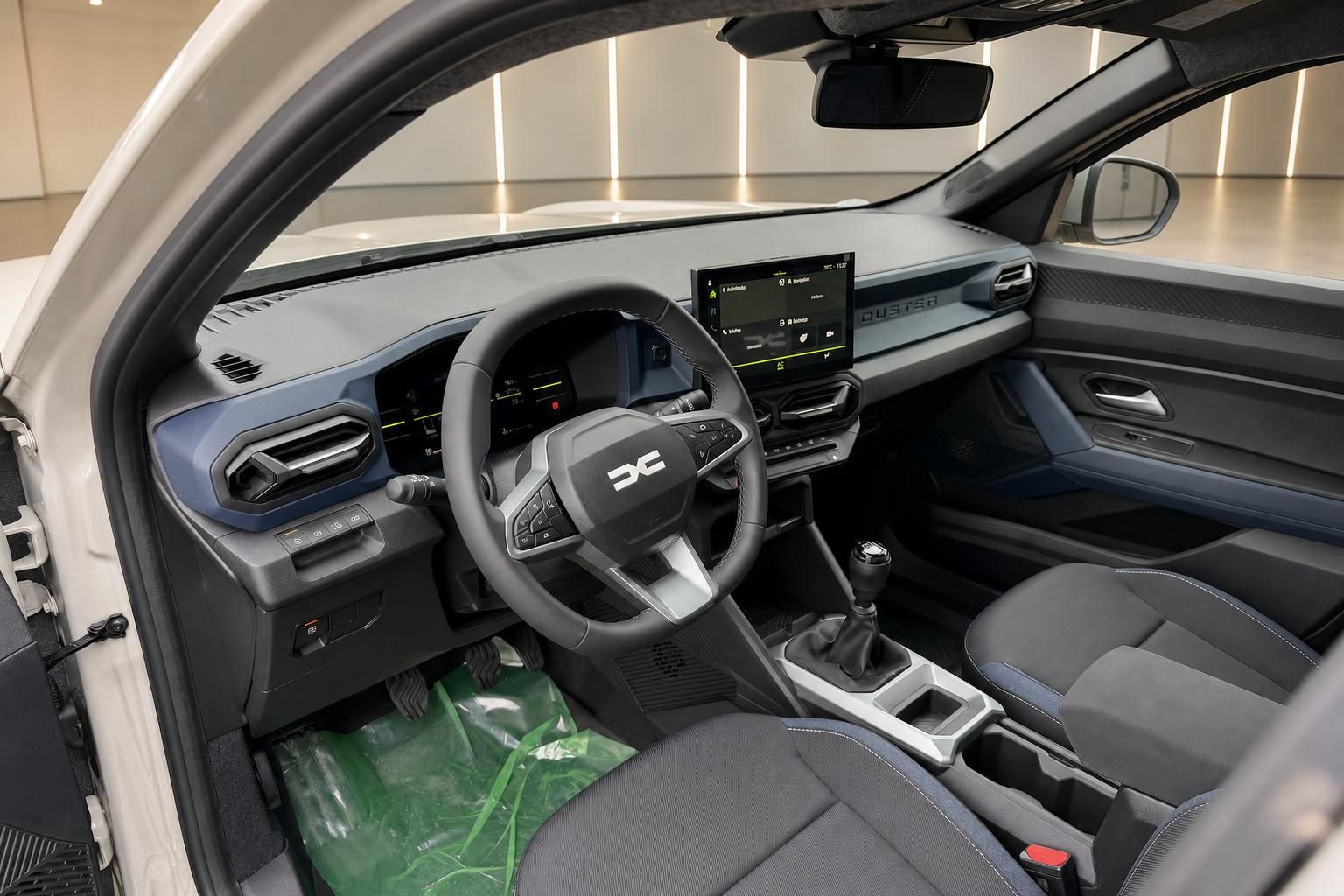 Dacia Duster Cockpit mit Lenkrad, Touchscreen und Schaltgetriebe
