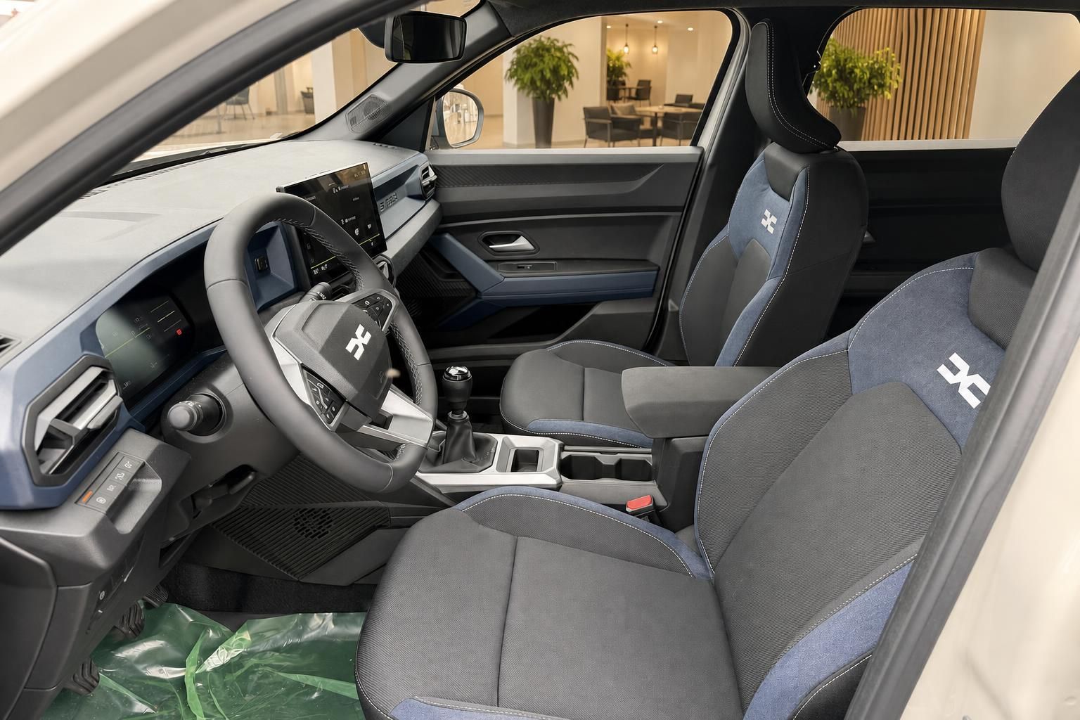 Dacia Duster Innenraum mit Vordersitzen und Blick durch die Tuer