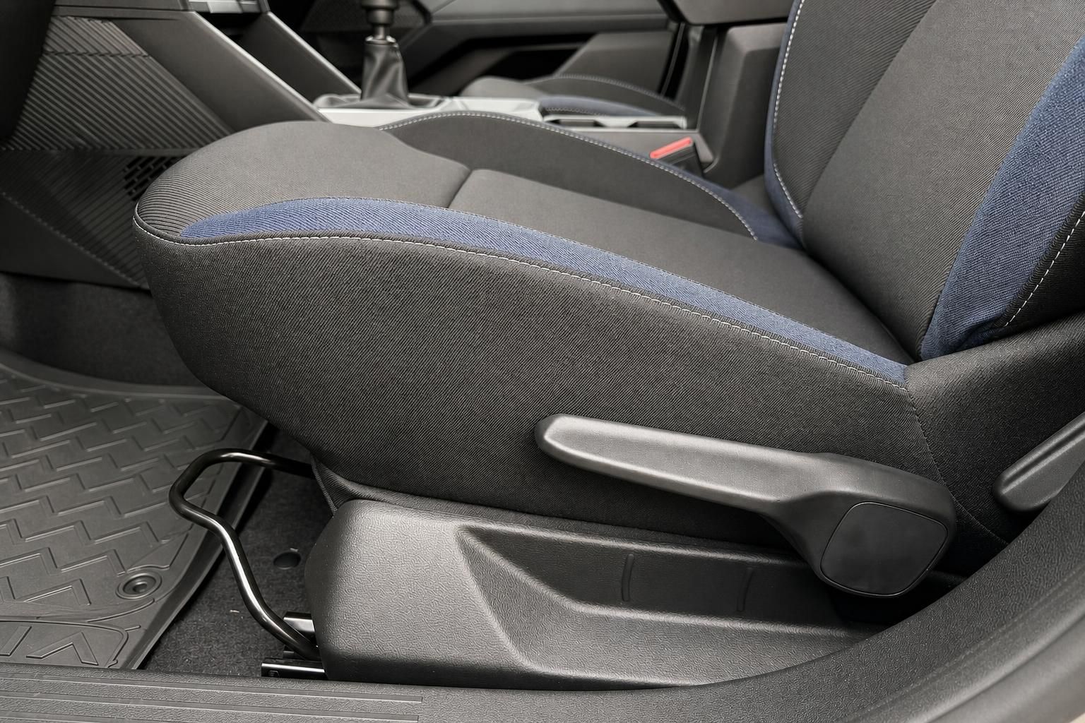 Dacia Duster Sitzdetail mit Armlehne und Stoffbezug in Blau-Schwarz