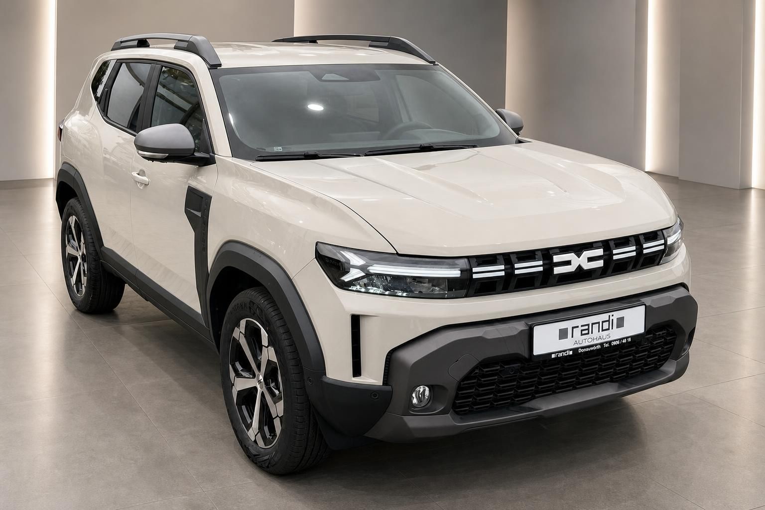 Dacia Duster SUV in Weiß, Frontansicht schräg von oben