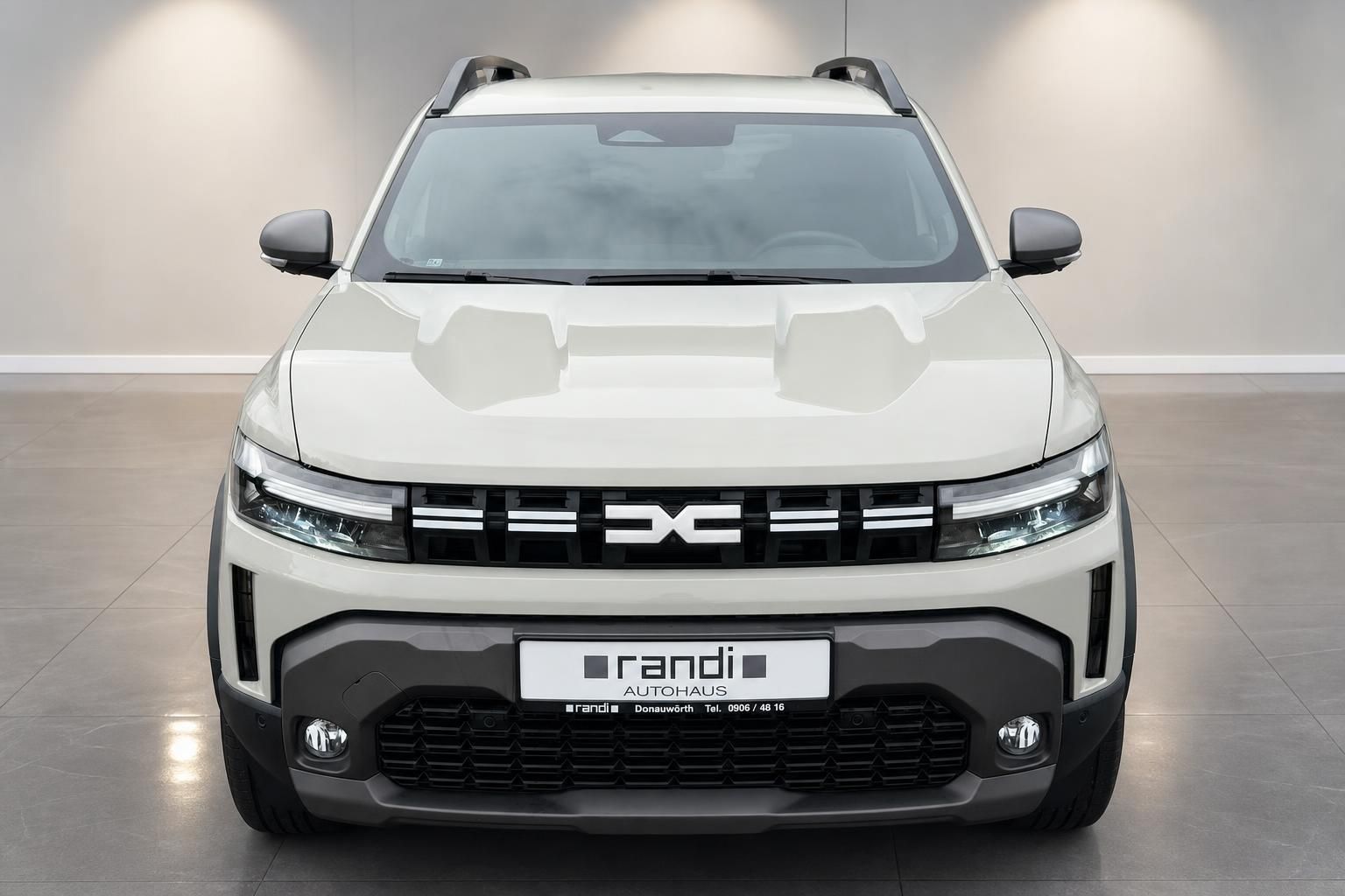 Dacia Duster SUV in Weiß, direkte Frontansicht mit Kühlergrill