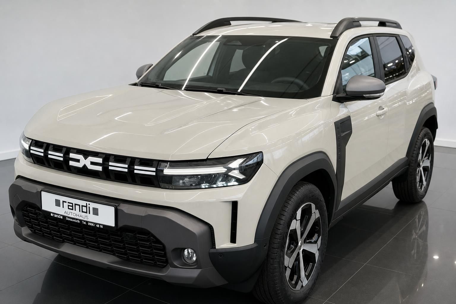 Dacia Duster SUV in Weiß, Frontansicht schräg mit Kennzeichen