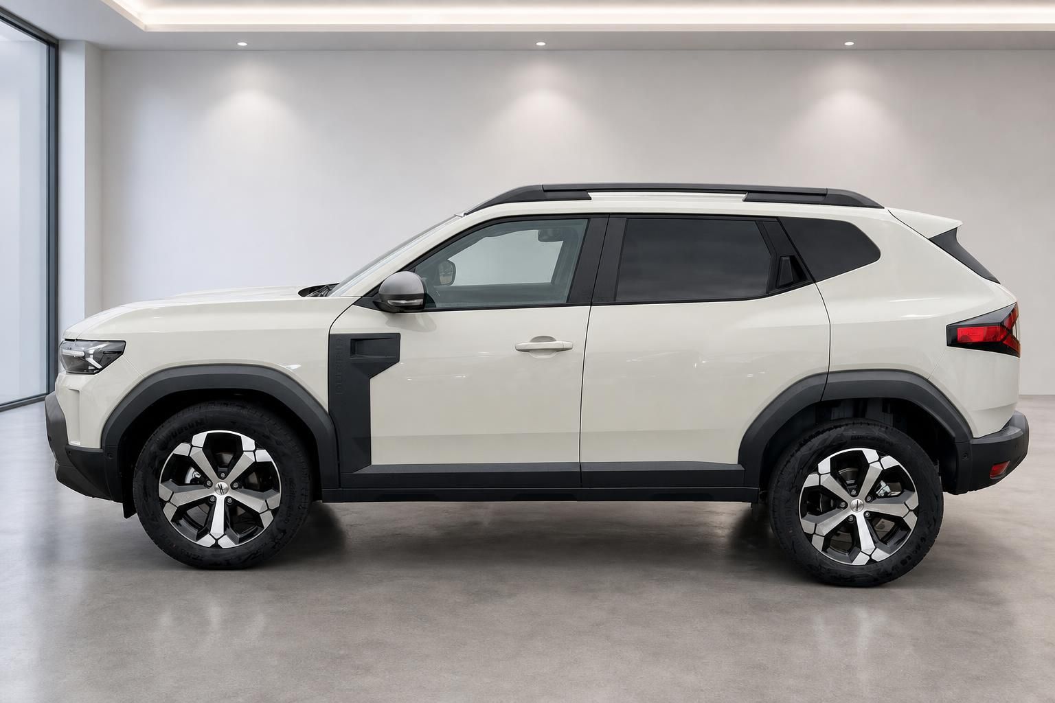 Dacia Duster SUV in Weiß, Seitenansicht im Showroom