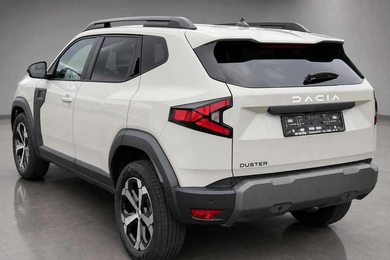 Dacia Duster weiß, Heckansicht schräg im Autohaus