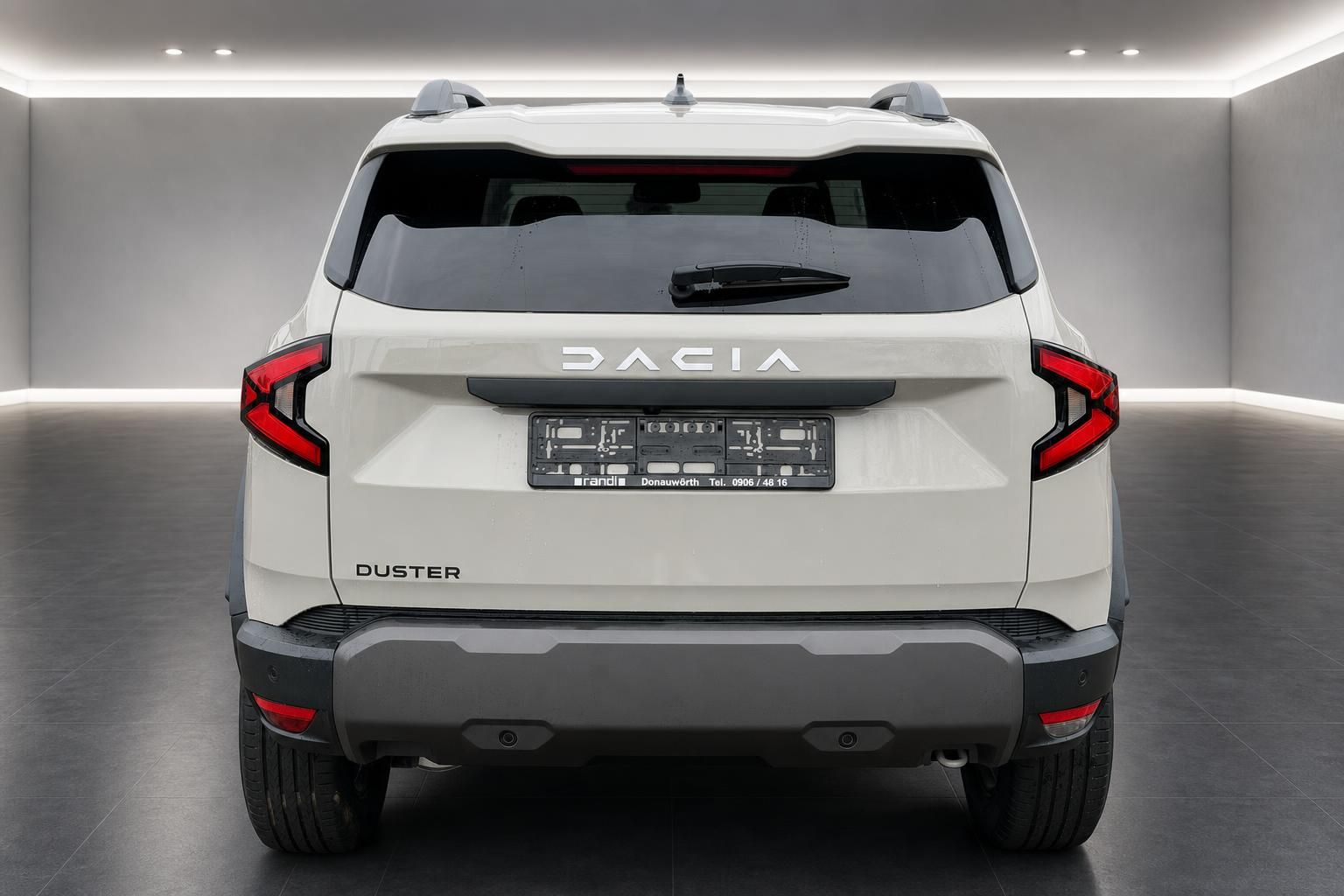 Dacia Duster weiß, direkte Heckansicht mit Rückleuchten
