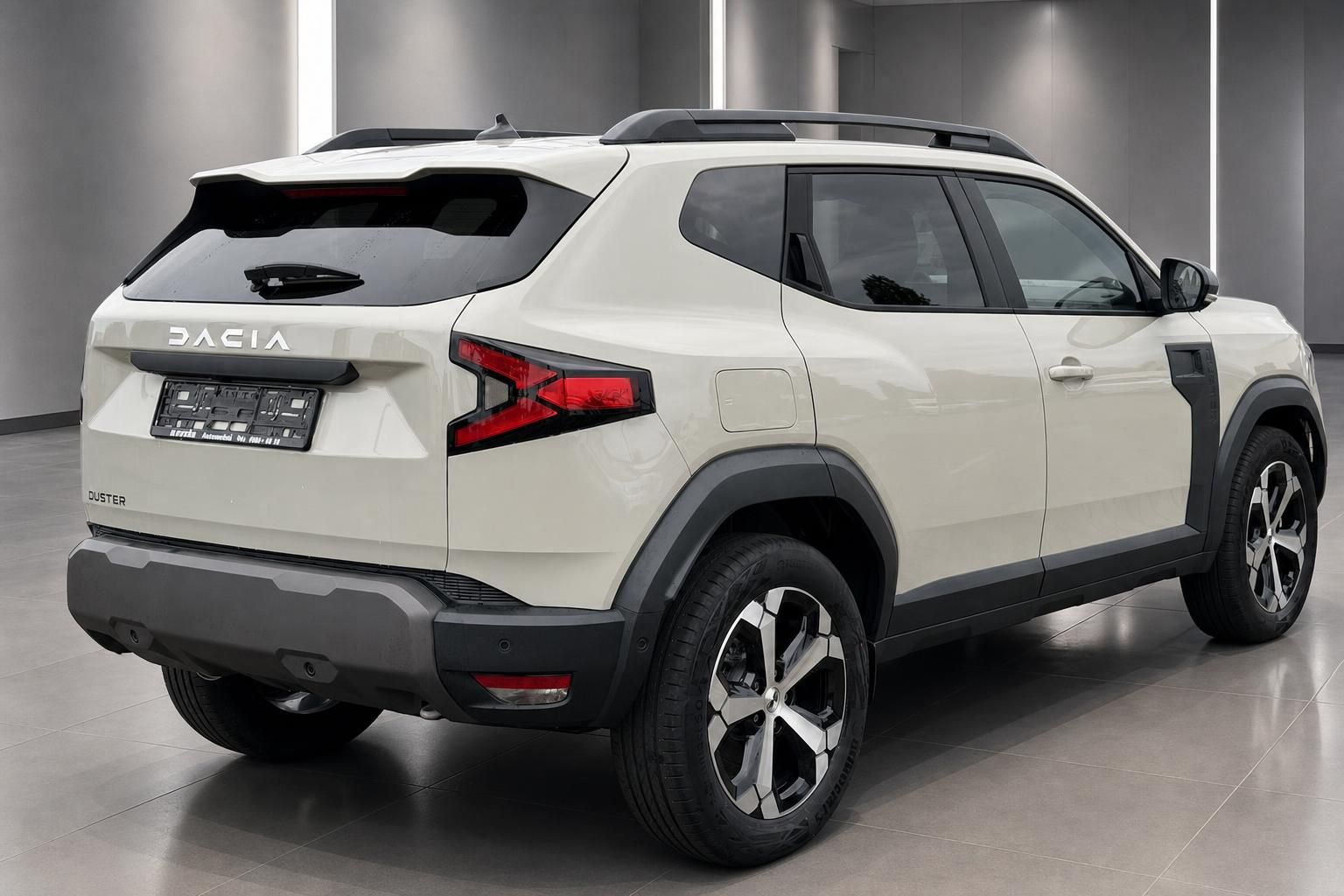 Dacia Duster weiß, Heck-Seitenansicht in Ausstellung