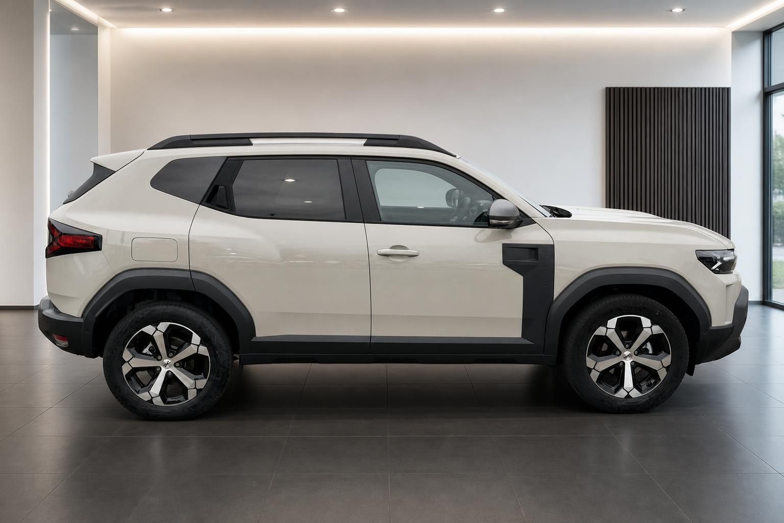 Dacia Duster weiß, Seitenansicht im modernen Showroom