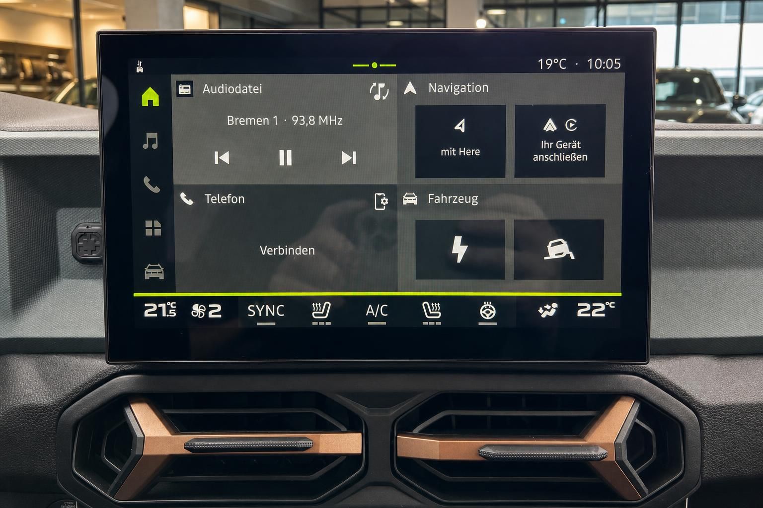 Infotainment-Touchscreen mit Navigation und Klimabedienung im Fahrzeug
