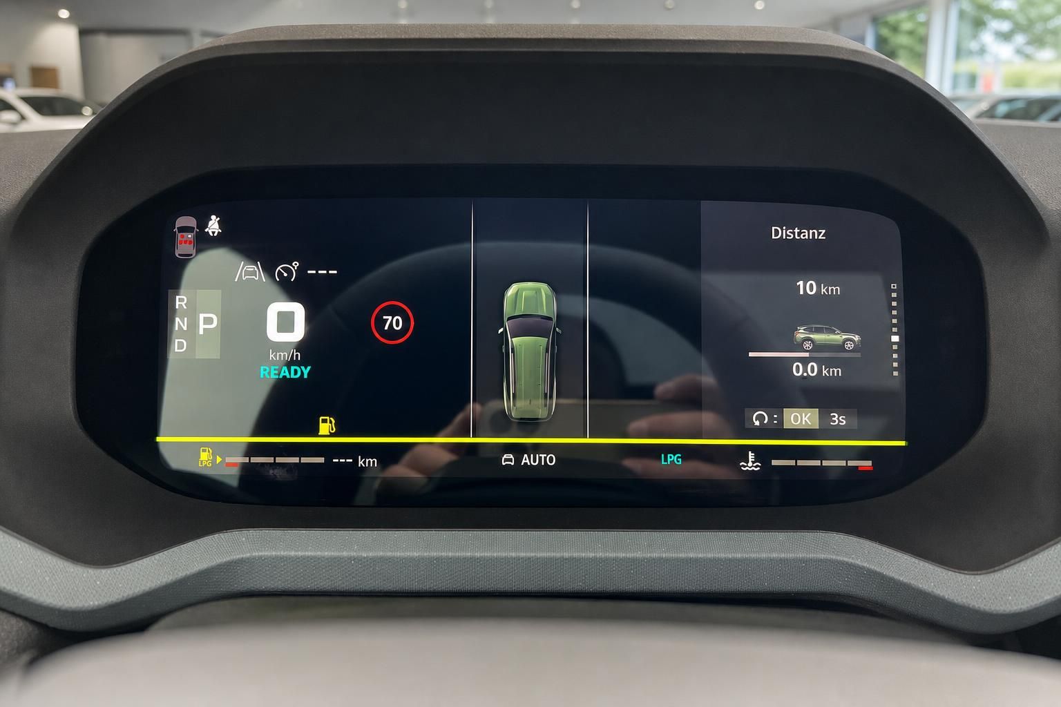 Cockpit-Display eines Fahrzeugs mit Tacho, Distanzanzeige und LPG-Anzeige