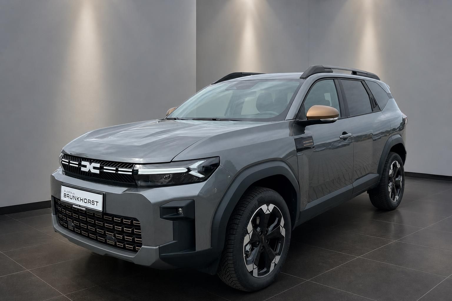 Dacia Bigster SUV in Grau, Frontansicht schraeg im Autohaus Brunkhorst