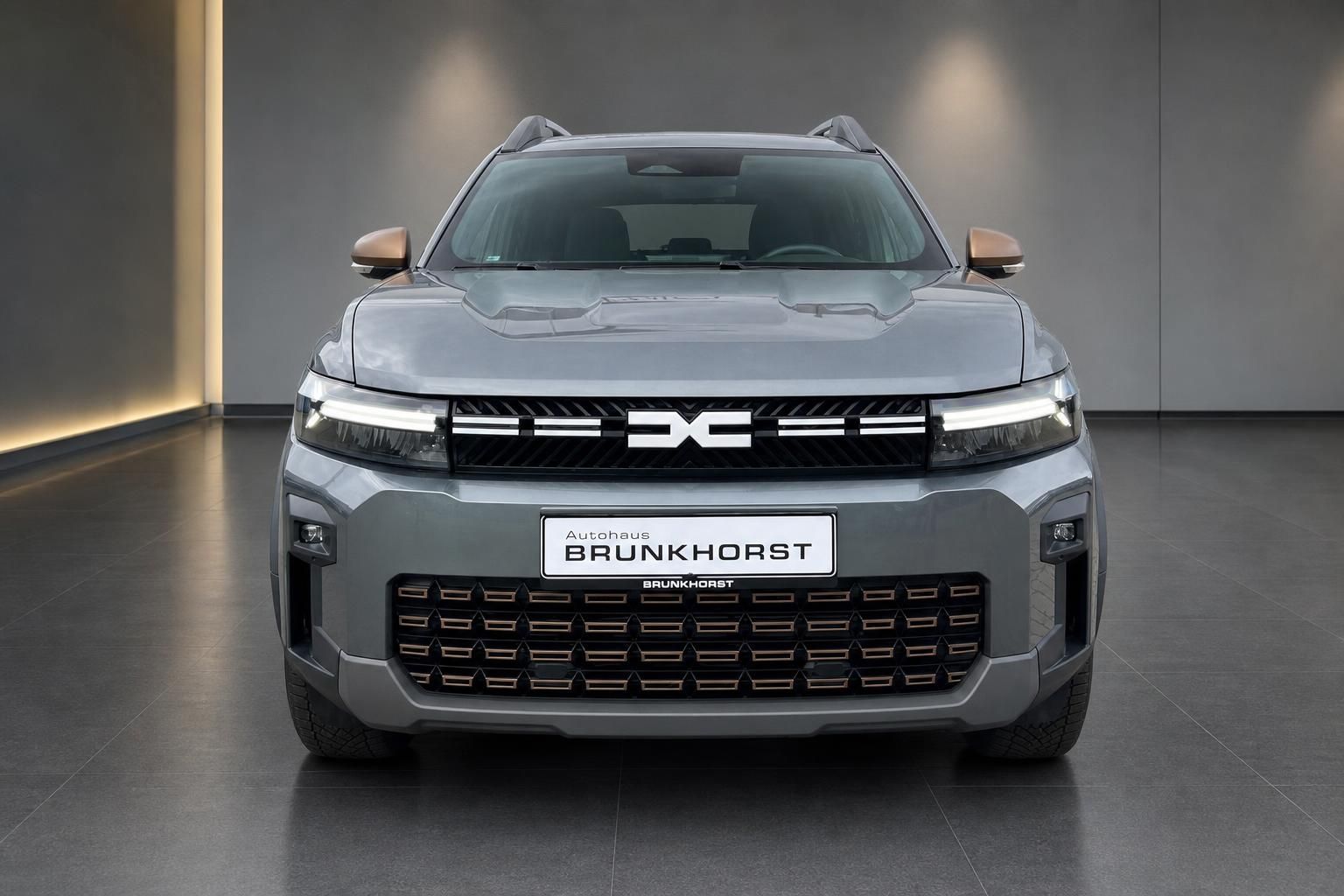 Dacia Bigster Frontansicht mit Kuehlergrill und LED-Scheinwerfern