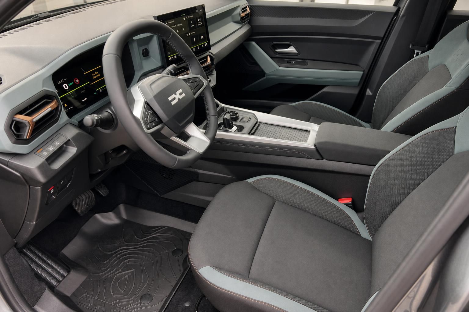Dacia Bigster Innenraum mit Cockpit, Lenkrad und Vordersitzen