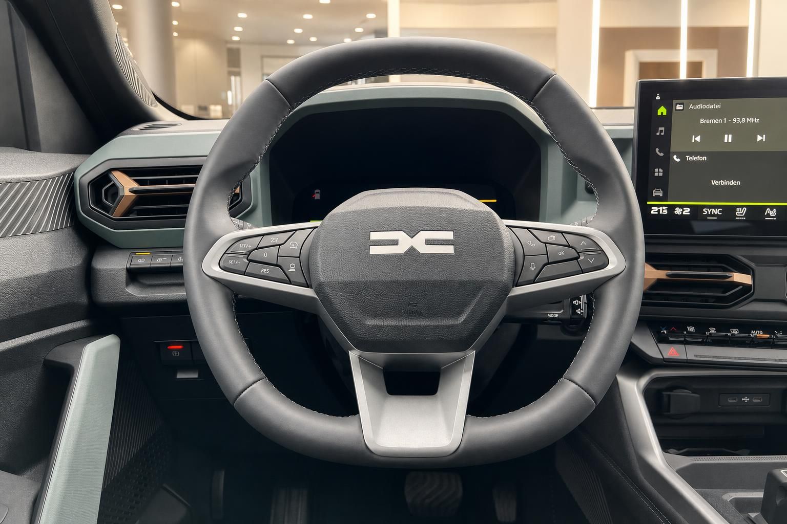 Multifunktionslenkrad mit Bedienelementen und Infotainment-Display