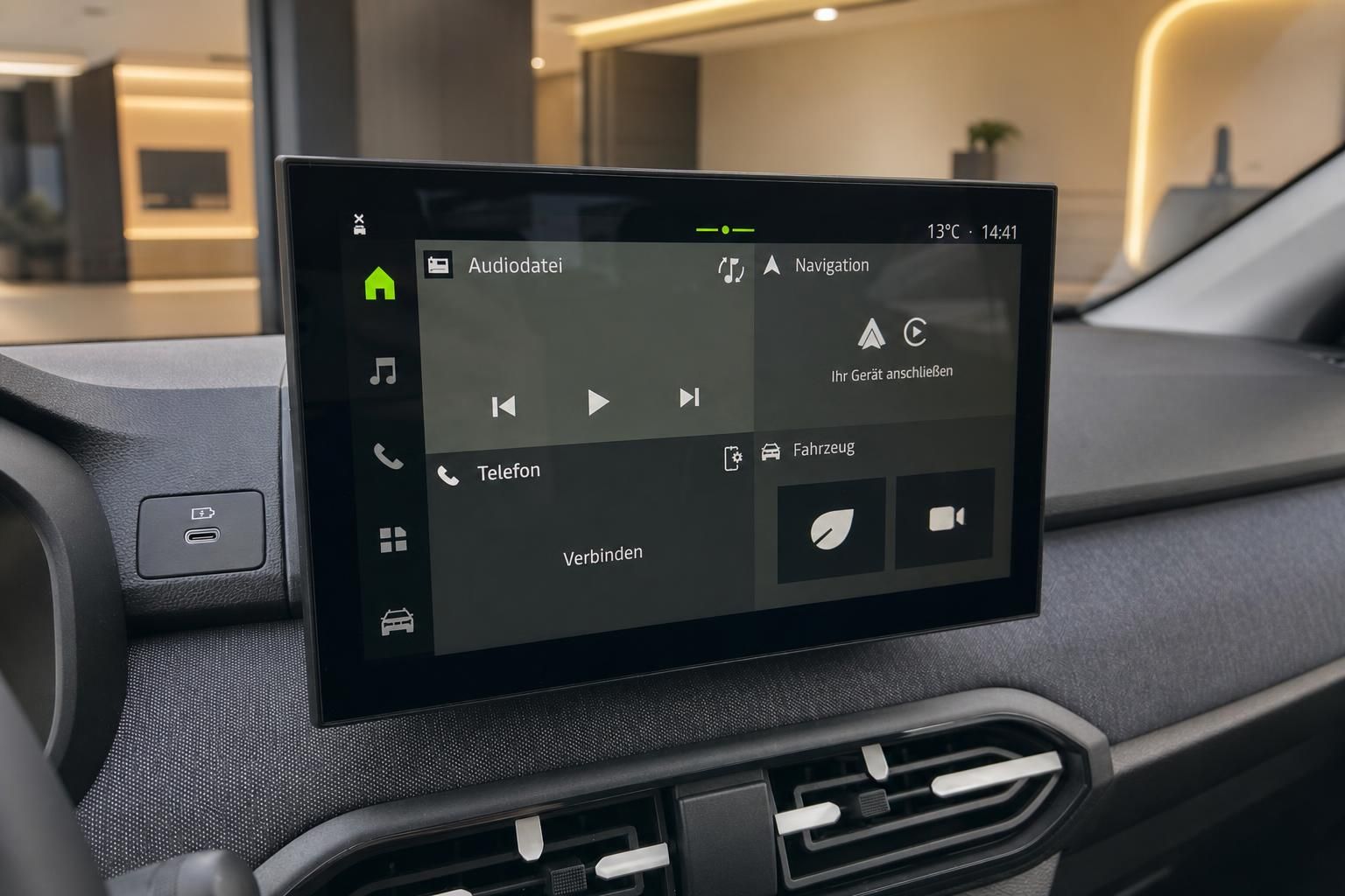 Touchscreen Infotainment-System mit Navigation und Audio-Menü im Fahrzeug