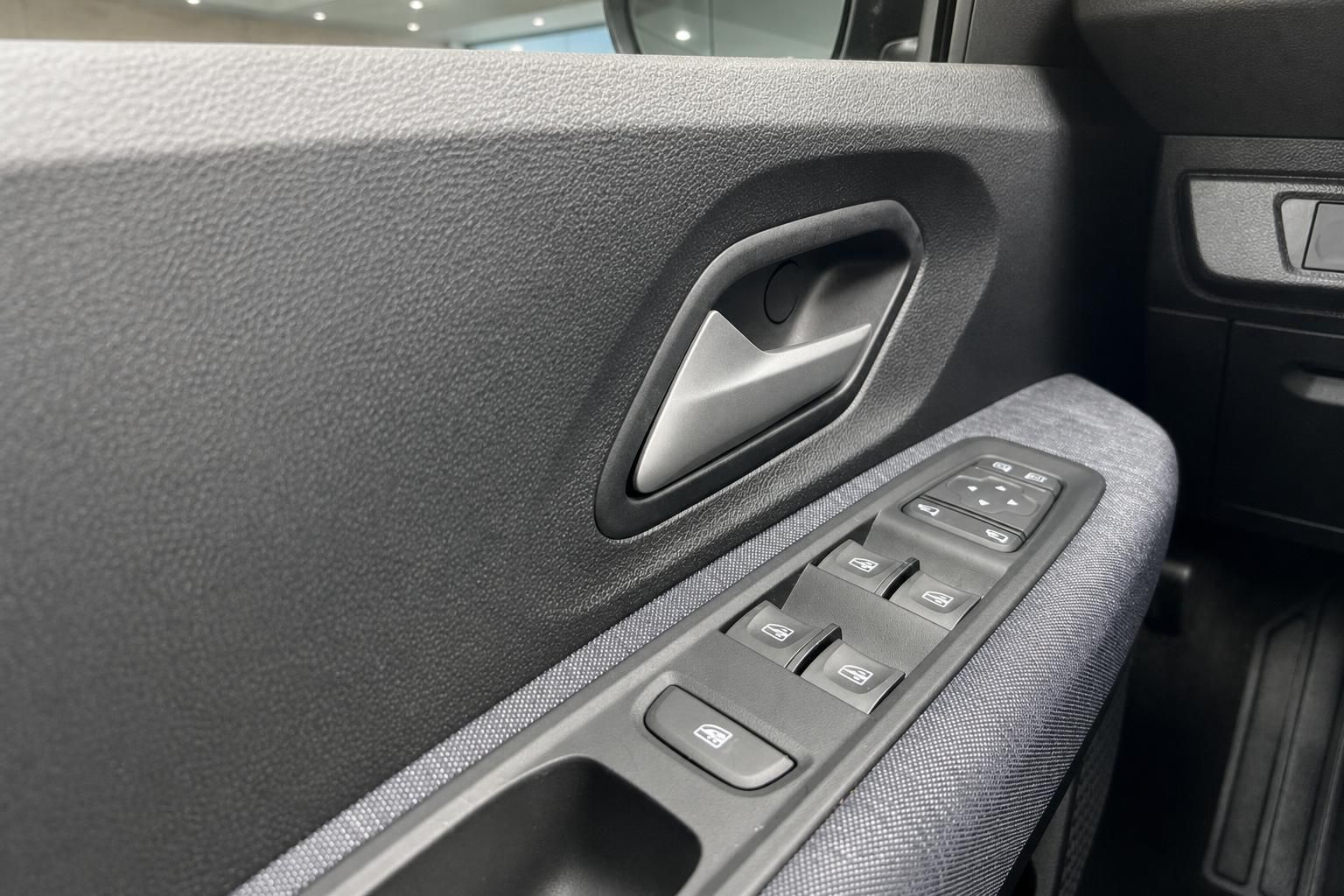 Fensterheber und Türgriff Detail in grauem Fahrzeug-Innenraum