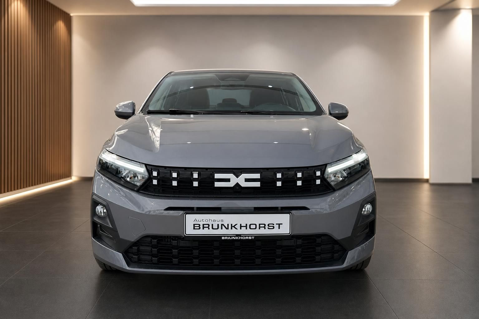 Dacia Sandero grau Frontansicht im Autohaus Showroom