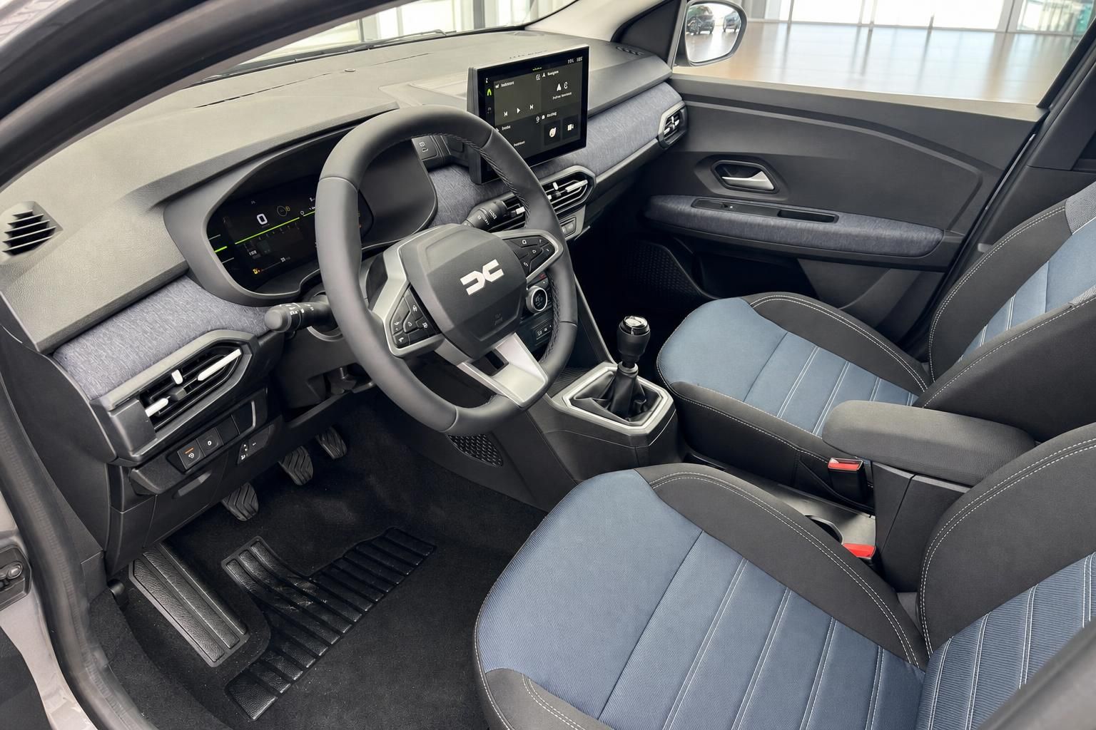 Dacia Sandero Fahrersitz Innenraum mit blau-grauen Sitzen