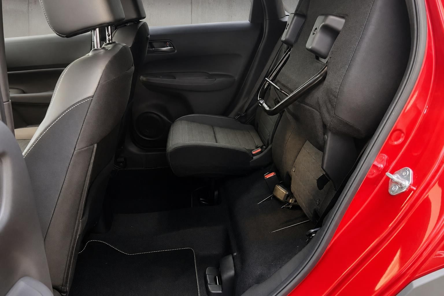 Honda Jazz Crosstar Innenraum: Rücksitzbank und Ladefläche in Rot