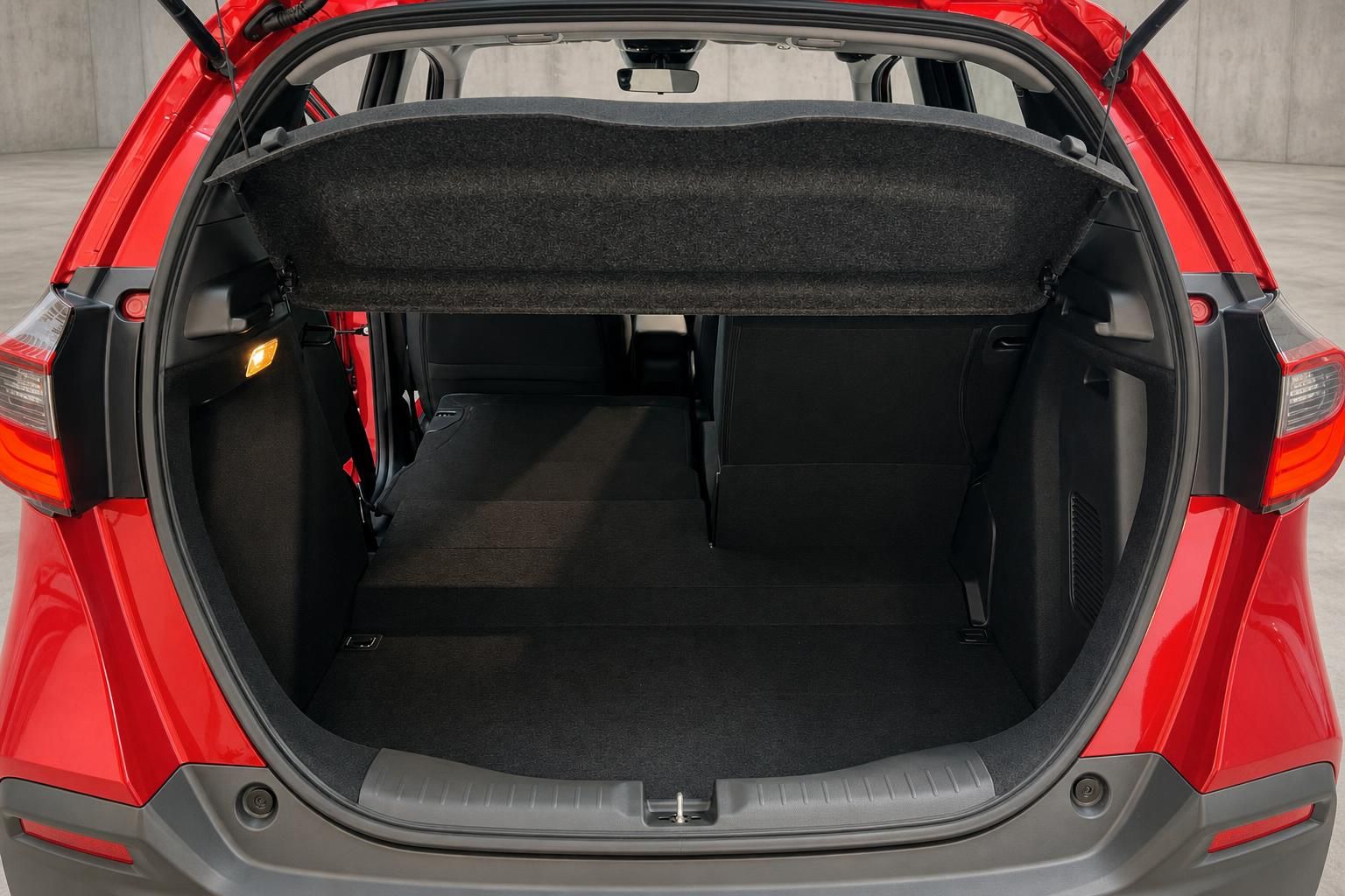 Honda Jazz Crosstar Kofferraum mit Gepäckabdeckung, rot