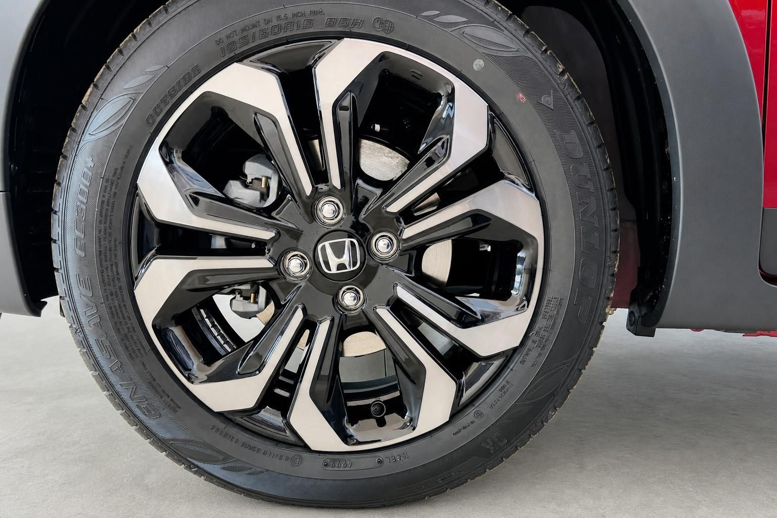 Honda Jazz Crosstar Leichtmetallfelge Detailansicht mit Honda Logo