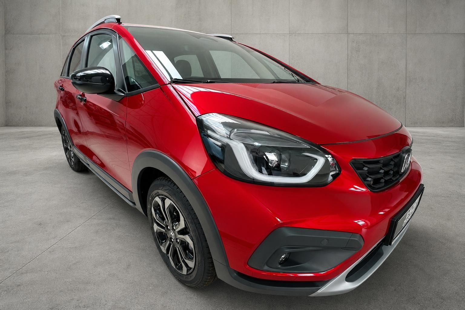 Honda Jazz Crosstar in Rot, Frontansicht schraeg mit LED-Scheinwerfern