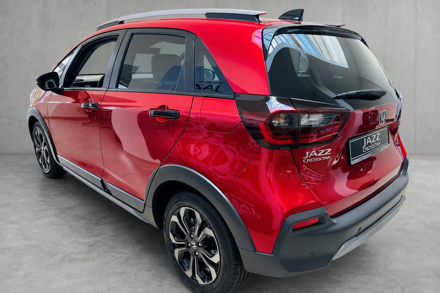 Honda Jazz Crosstar rot, Heckansicht seitlich mit Modellschriftzug