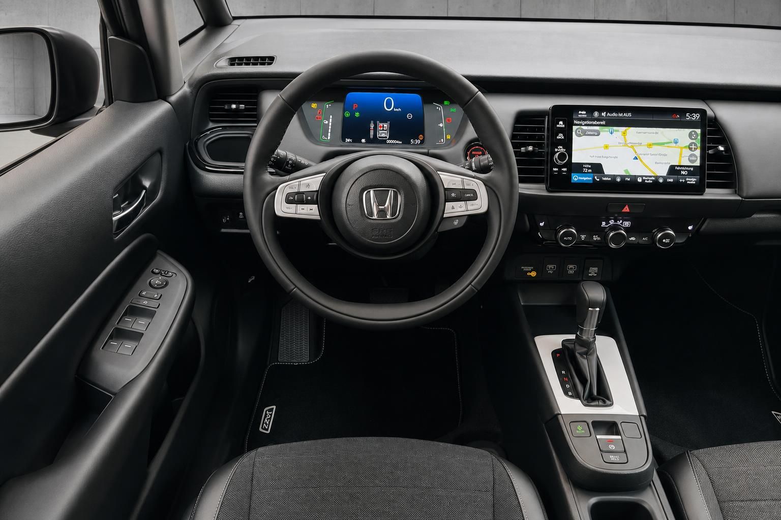 Honda Jazz Innenraum mit Cockpit, Lenkrad und Touchscreen Navigation