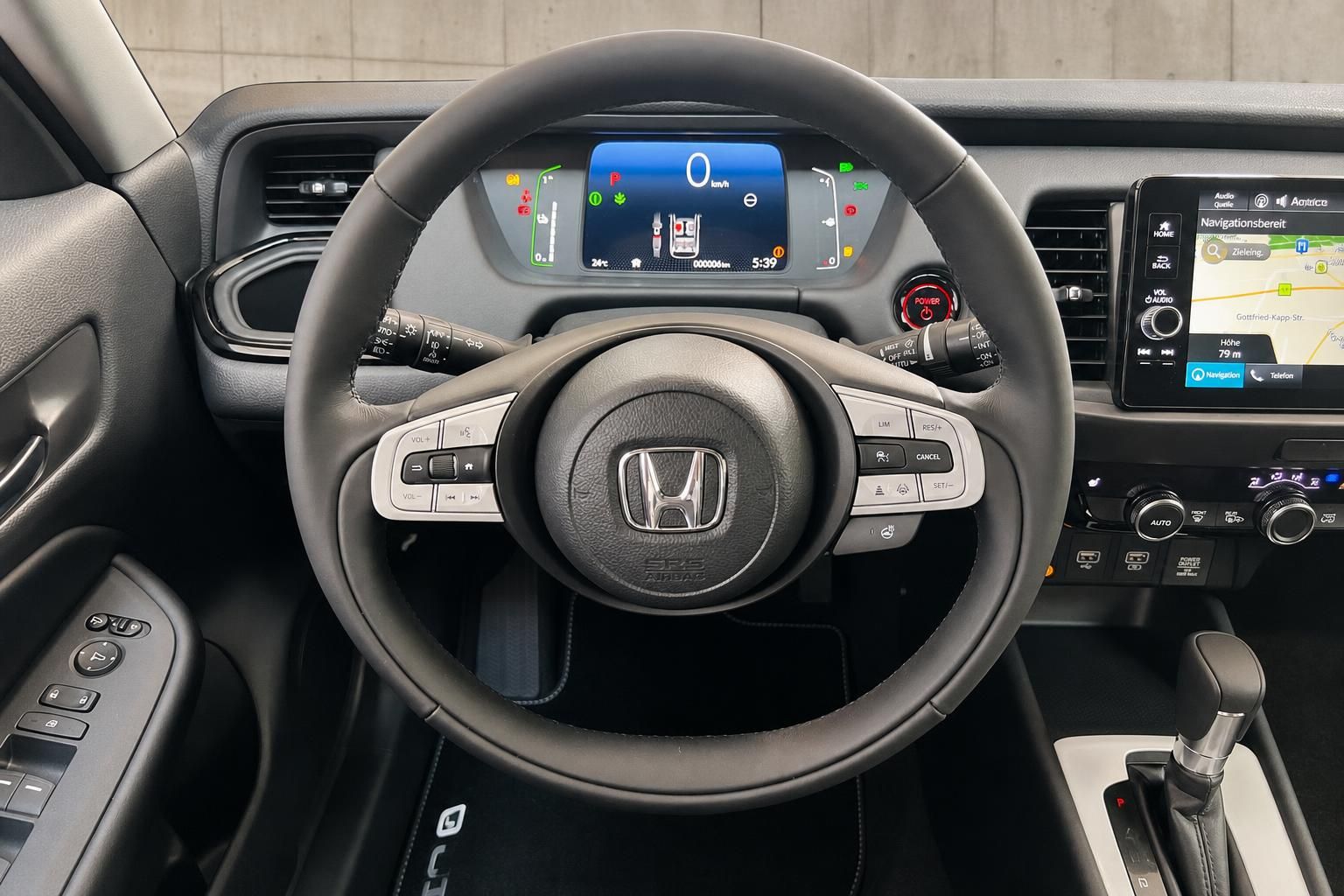 Honda Jazz Cockpit mit Lenkrad, Digitalanzeige und Navigationsdisplay