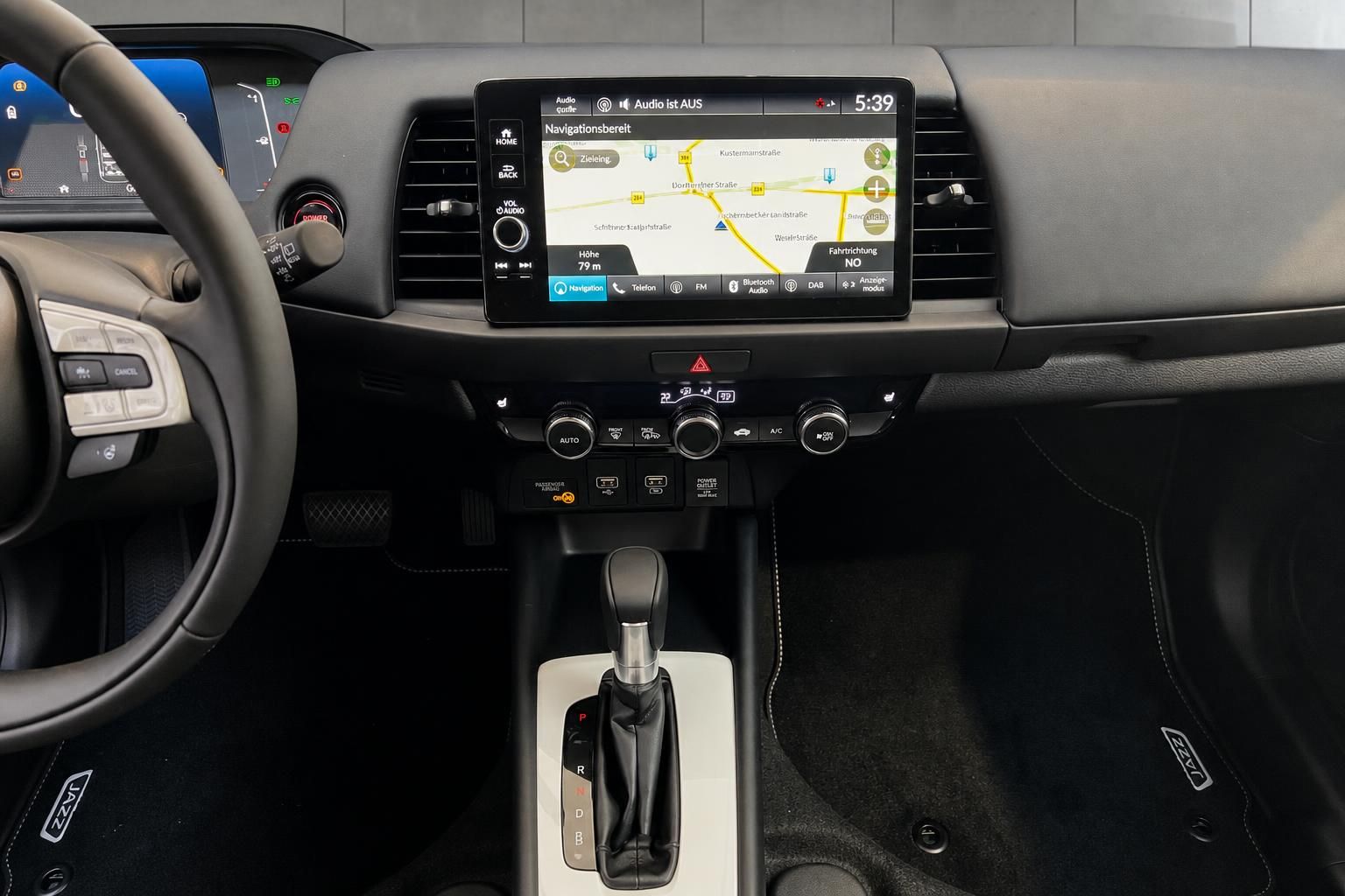 Honda Jazz Infotainment-Display mit Navigation und Klimabedienung
