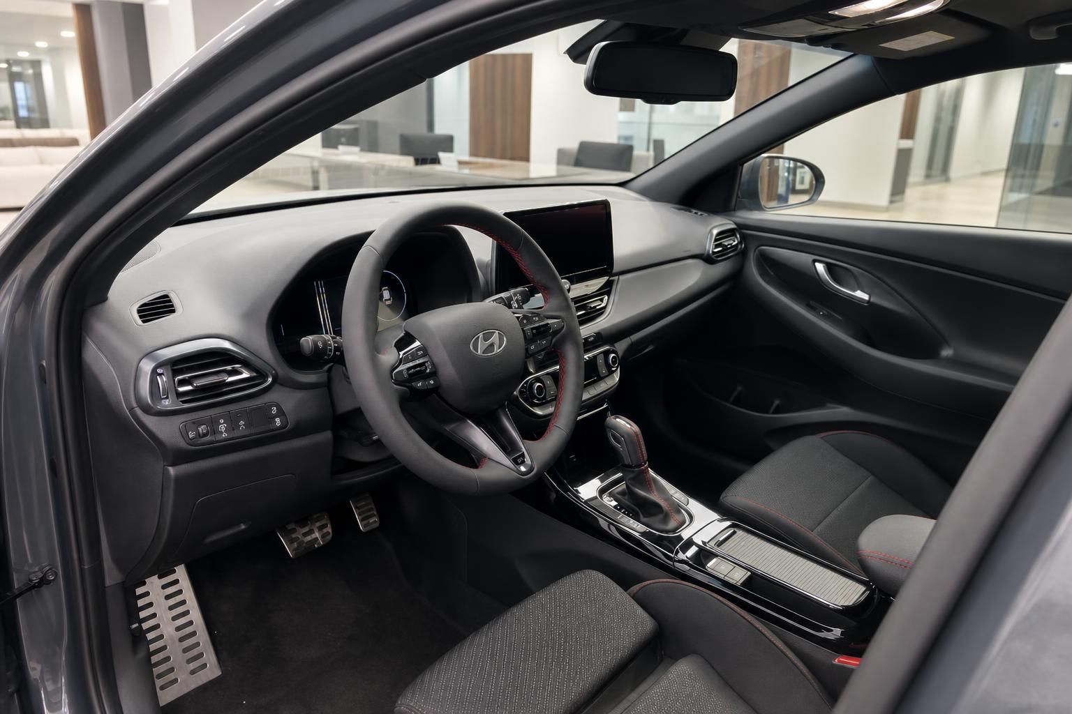 Hyundai i30 Cockpit Innenraum mit Lenkrad Display und Sitzbezügen