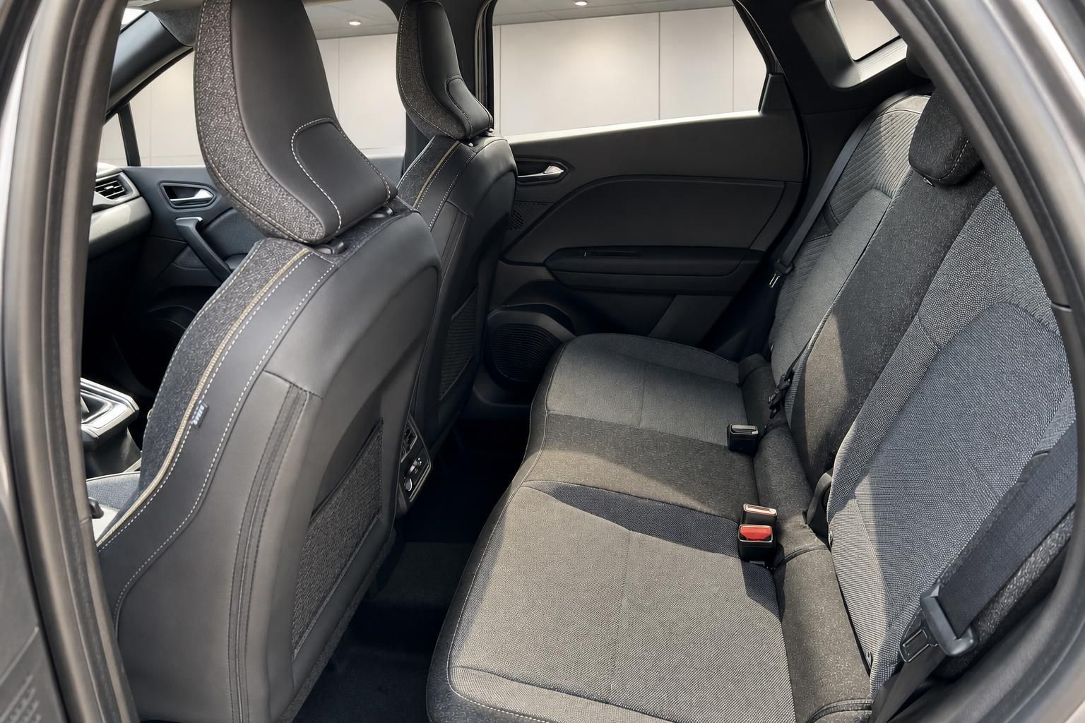 Renault Fahrzeug Innenraum - Rücksitze mit geteilter Rückenlehne und Mittelarmlehne